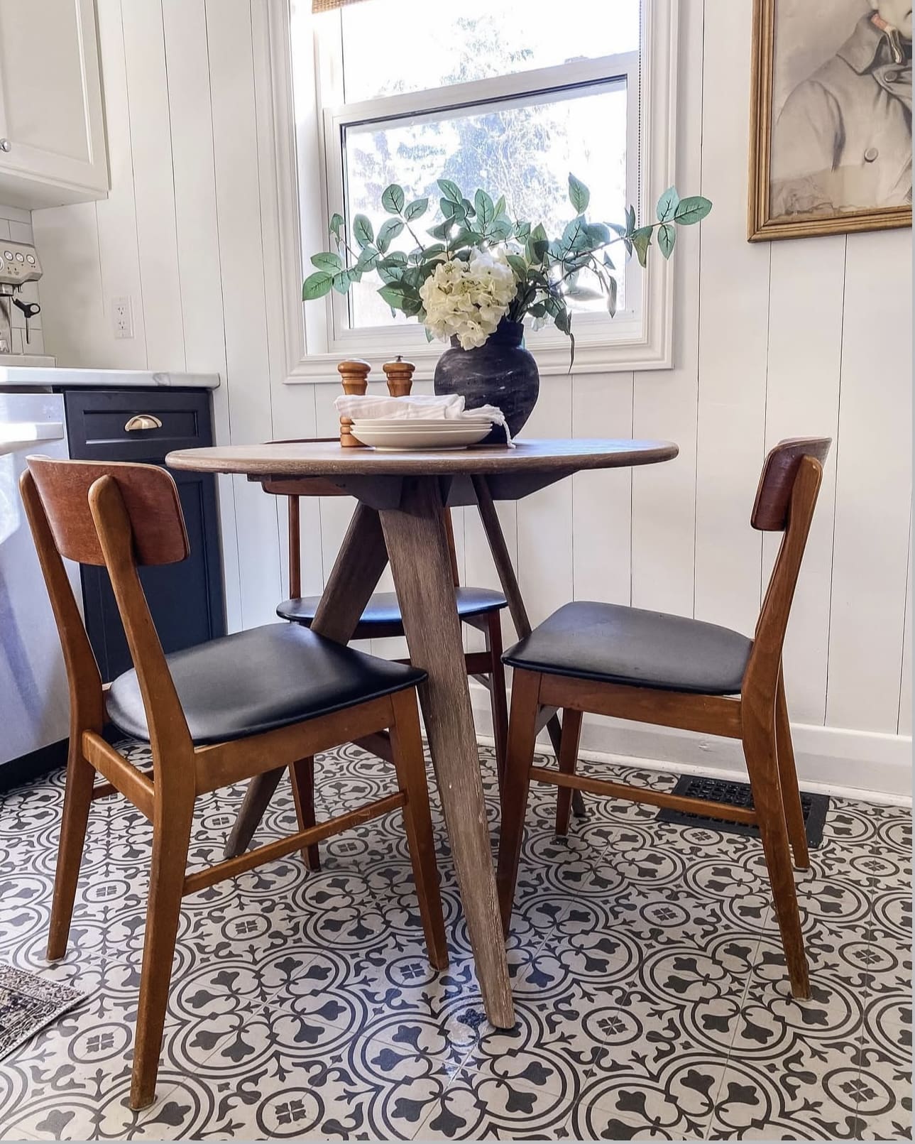 Circle Up: The Perfect Table for Compact Dining Areas