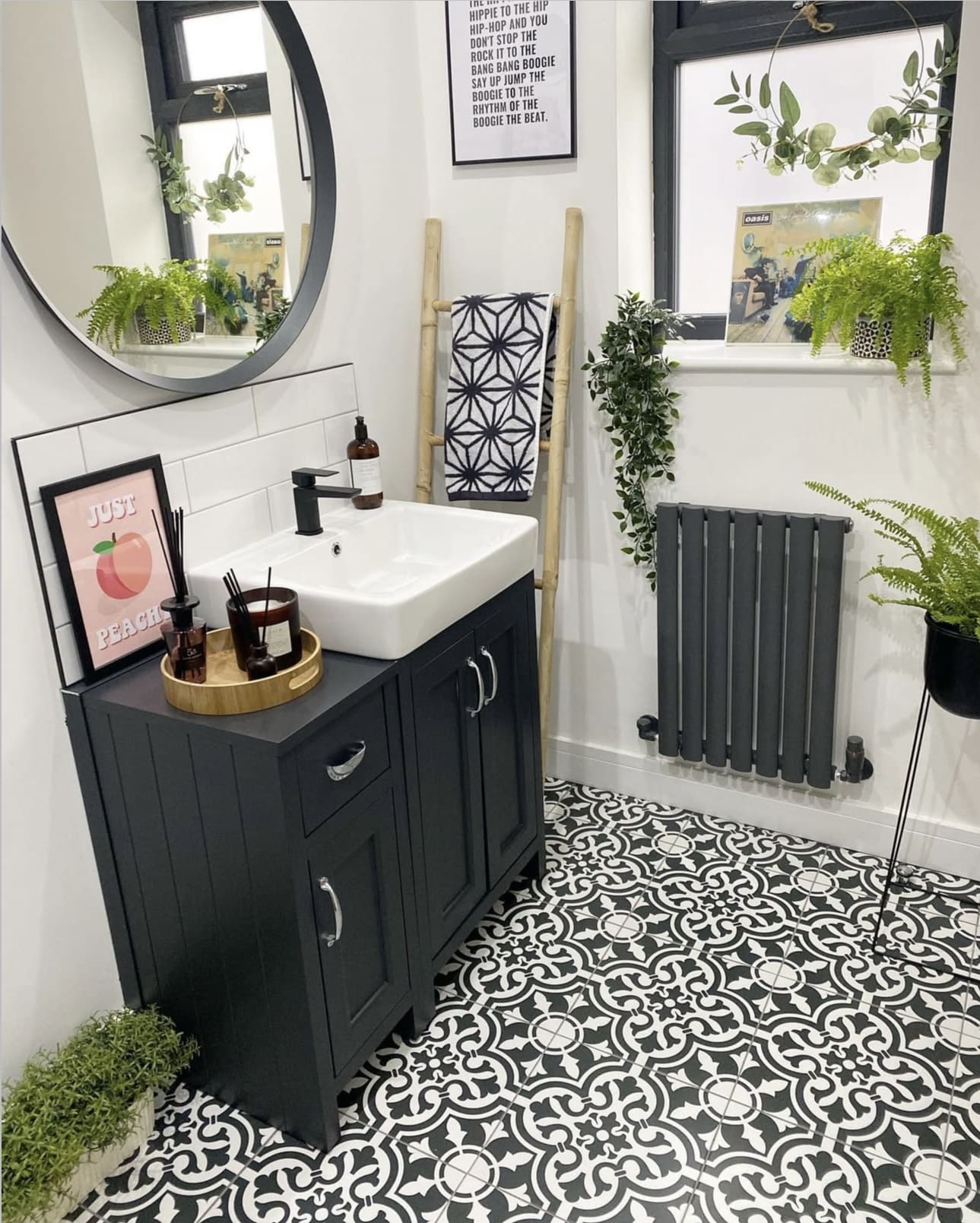 Chic Ladder Towel Rack for Compact Bathrooms
