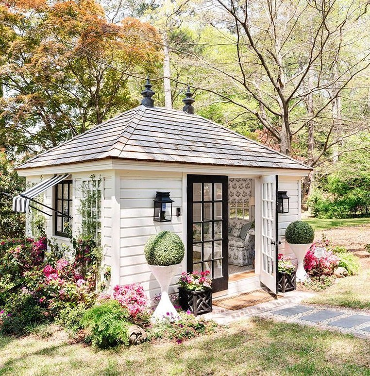 Charming Cottage-Style Garden Retreat