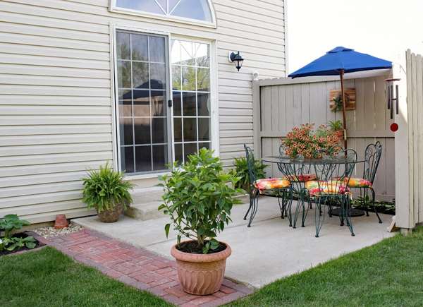 Blending Concrete with Red Brick for a Stunning Patio