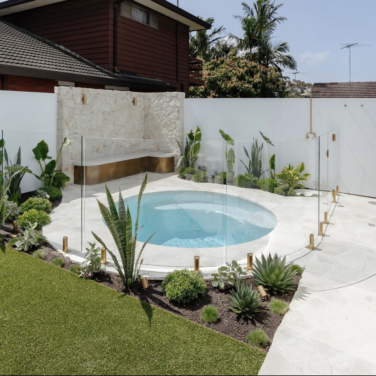 Cozy Circular Oasis in a Sleek Courtyard