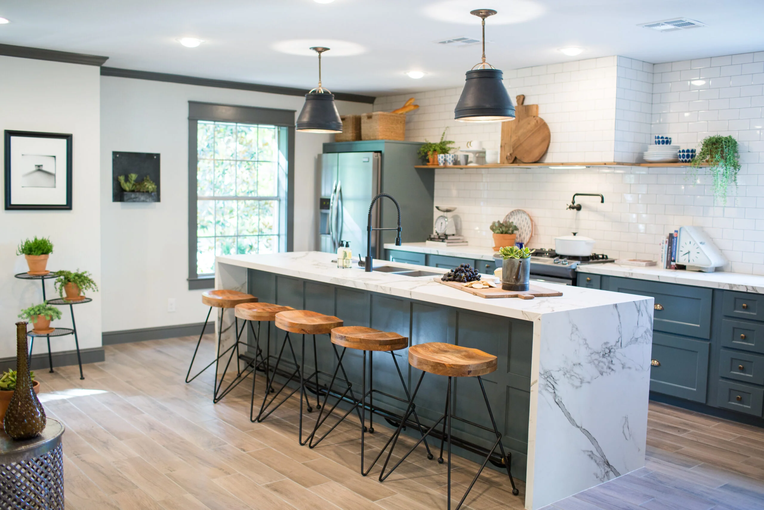 Sunlit Contemporary Farmhouse Kitchen Featuring a Sleek Waterfall Island