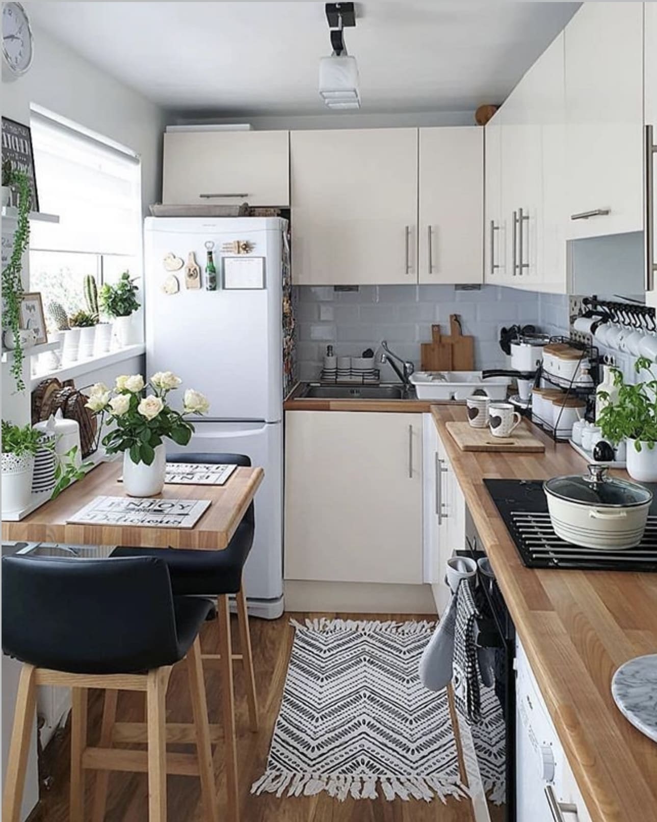 Cozy Nook: Transforming Kitchen Corners into Charming Dining Spots